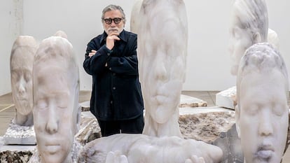 El escultor Jaume Plensa en su estudio de Sant Feliu de Llobregat, donde preparó la obra del estand de EL PAÍS en Arco.