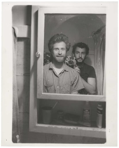 "Mark di Suvero y yo mientras trabajaba en 'The Bikeriders', Hyde Park, Chicago, 1965", apunta Lyon en 'This Is My Life I'm Talking About', Damiani Books, 2024.