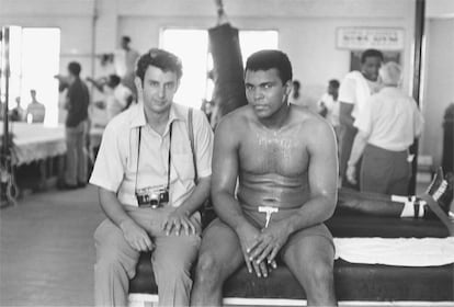 "Cuando la oficina de Magnum London me pidió que fuera a Miami a fotografiar a Muhammad Ali, respondí que no me interesaban los deportes. Stephanie dijo: '¿Qué? ¿Te has vuelto loco?'. A día de hoy, ésta es probablemente mi foto favorita de mi juventud. Tuve la oportunidad de pasar cuatro días con uno de los estadounidenses más inspiradores del siglo XX", recuerda Lyon en sus memorias 'This Is My Life I'm Talking About', Damiani Books, 2024.