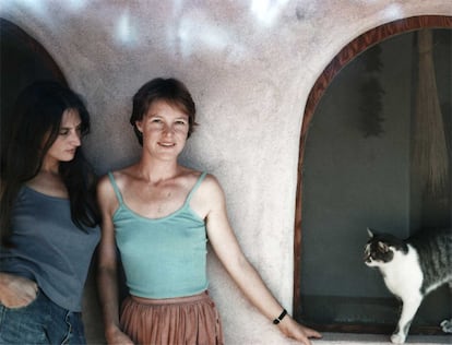 "Susan Meiselas y Nancy Weiss Lyon con Che, el gato de seis dedos, Llanito, Nuevo México, 1979", escribe Lyon en 'This Is My Life I'm Talking About', Damiani Books, 2024.