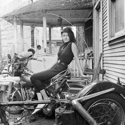 "Fuera del club de los Chicago Outlaws, una mujer en una Harley", señala Lyon 'This Is My Life I'm Talking About', Damiani Books, 2024.