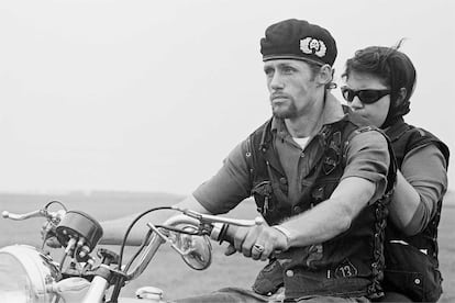 "Cal, nacido en Canadá como Arthur Dion, cabalgando con Little Barbara. Cal, un antiguo 'Hells Angel' de San Bernadino, es mi mejor amigo en los 'Outlaws'. En mi apartamento de Hyde Park, narró muchas de las historias que se convirtieron en el texto del libro. En la película, Cal es interpretado por Boyd Holbrook. Pintor de brocha gorda, Cal se cayó de una escalera y murió en los años ochenta", explica Lyon en 'This Is My Life I'm Talking About', Damiani Books, 2024.