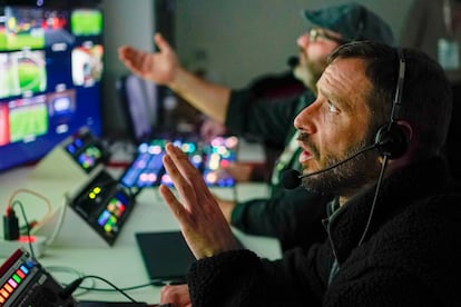 Trabajadores contralan los monitores dentro de la unidad móvil de Mediapro antes del comienzo del partido del Atlético de Madrid contra el Athletic Club de Bilbao en Estadio Metropolitano en Madrid, el sábado pasado.
