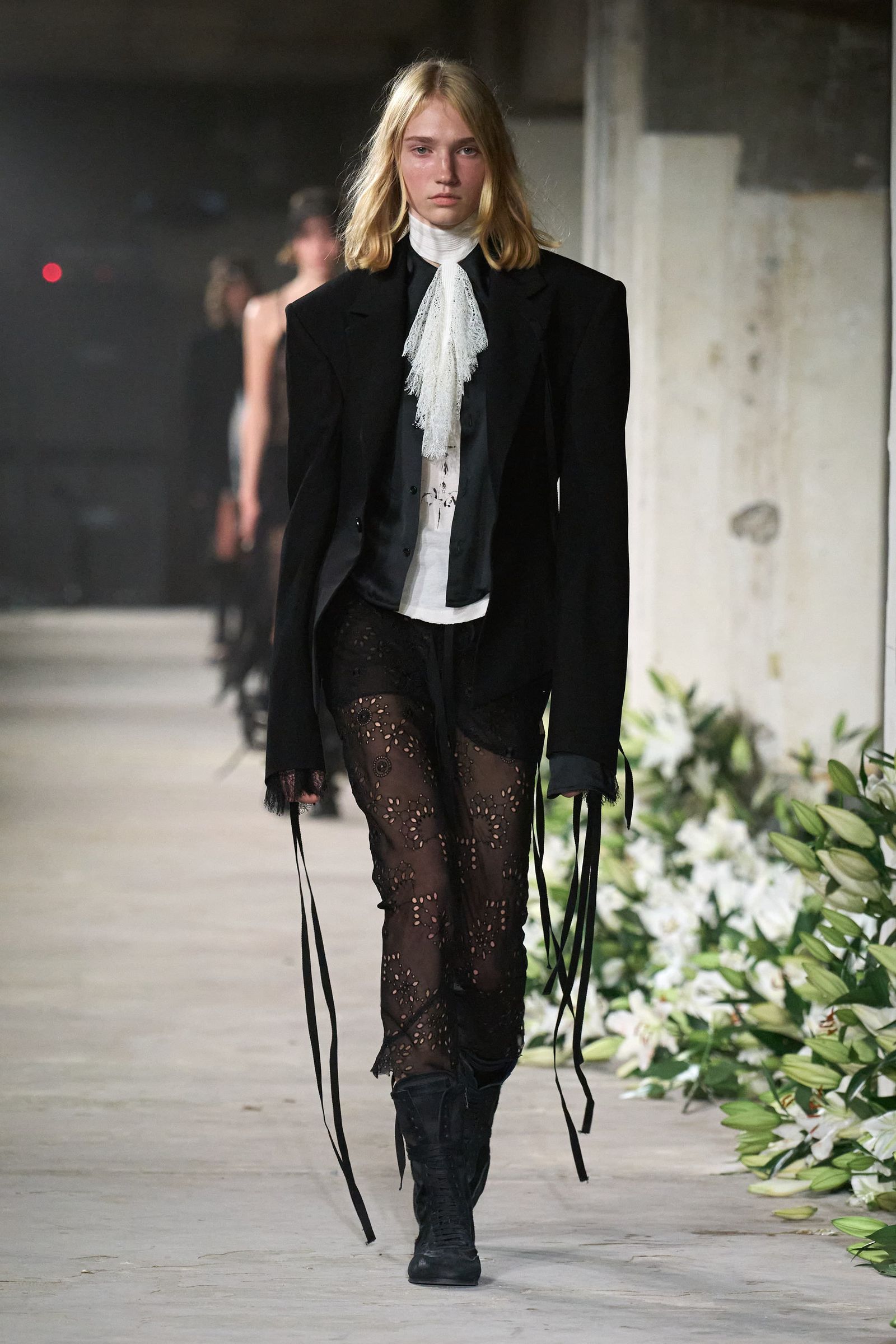 Tendencia de blusas y camisas para primaveraverano 2025 por Ann Demeulemeester