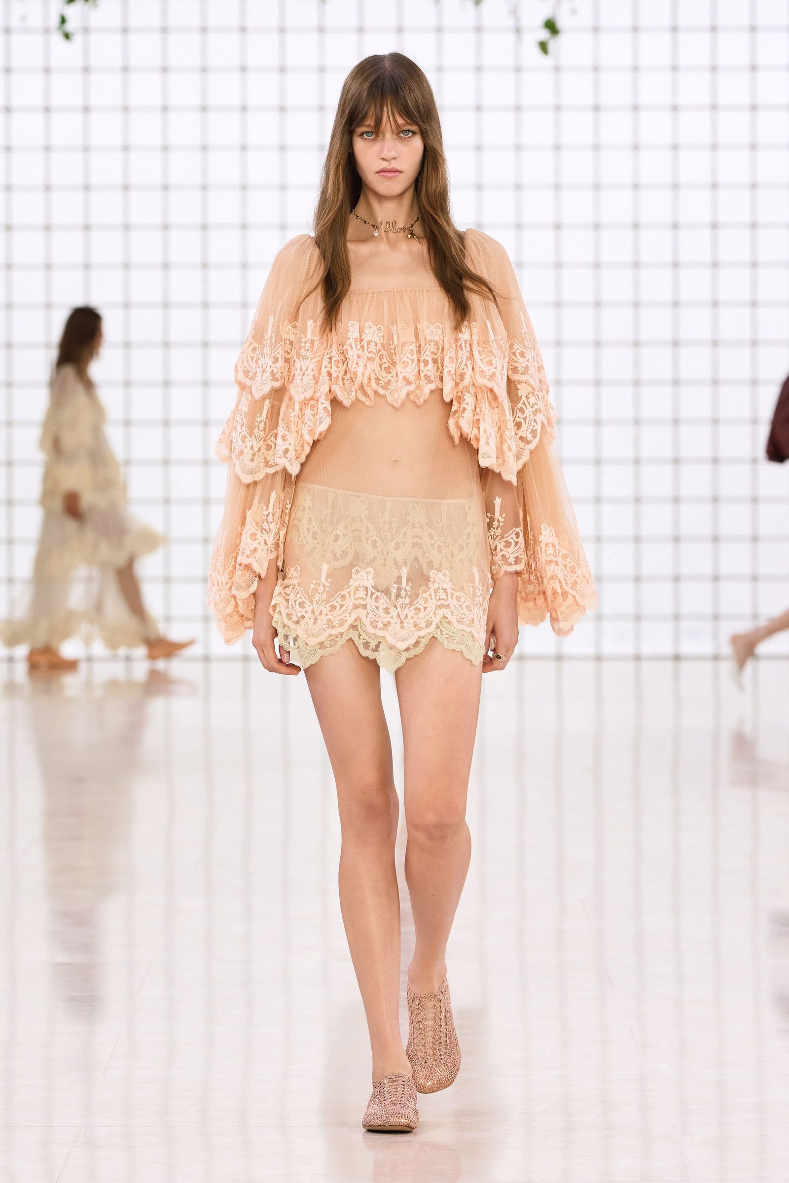 Tendencia de blusas 'boho' con volantes para primaveraverano 2025 por Chlo