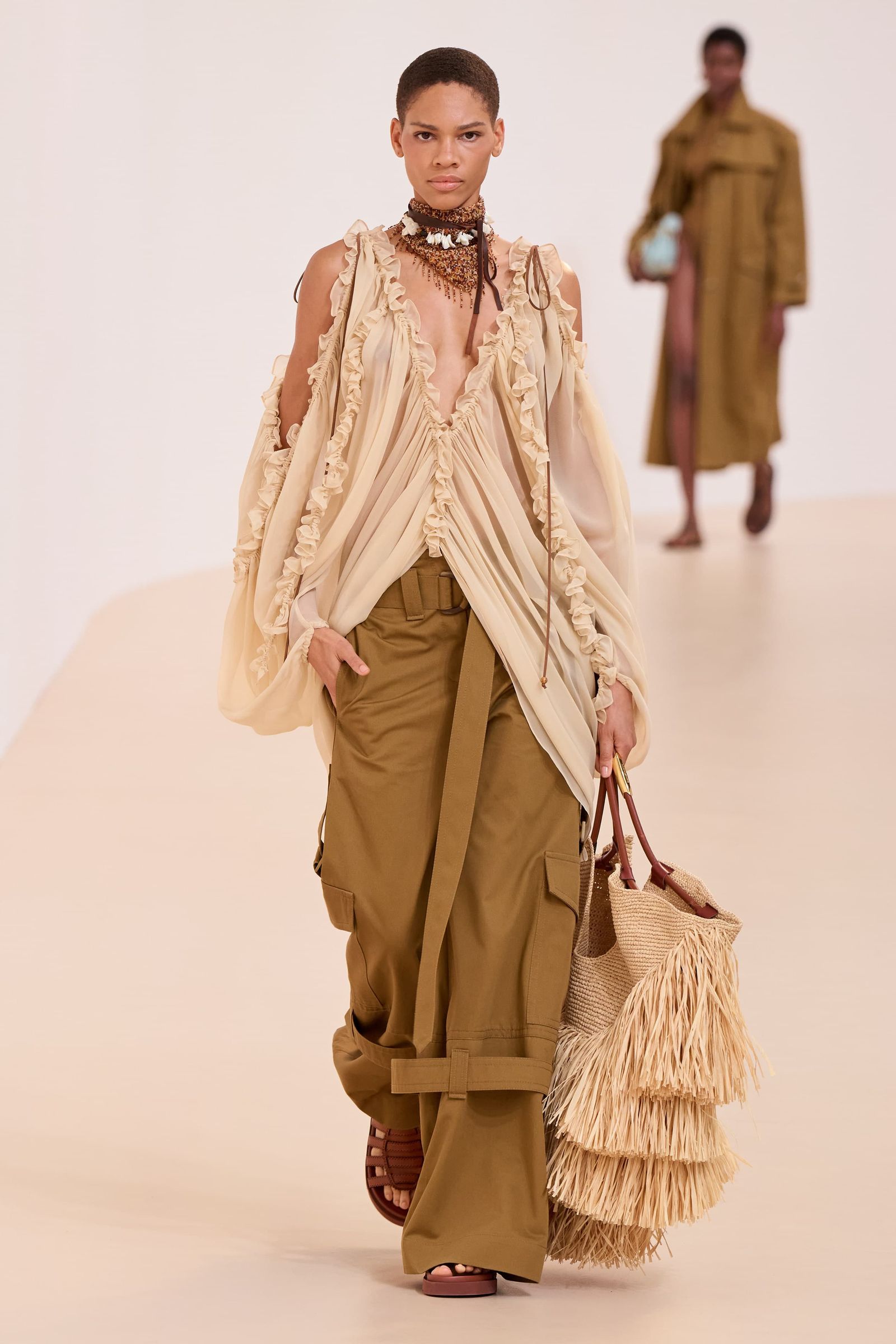Tendencia de blusas 'boho' con volantes para primaveraverano 2025 por Zimmermann