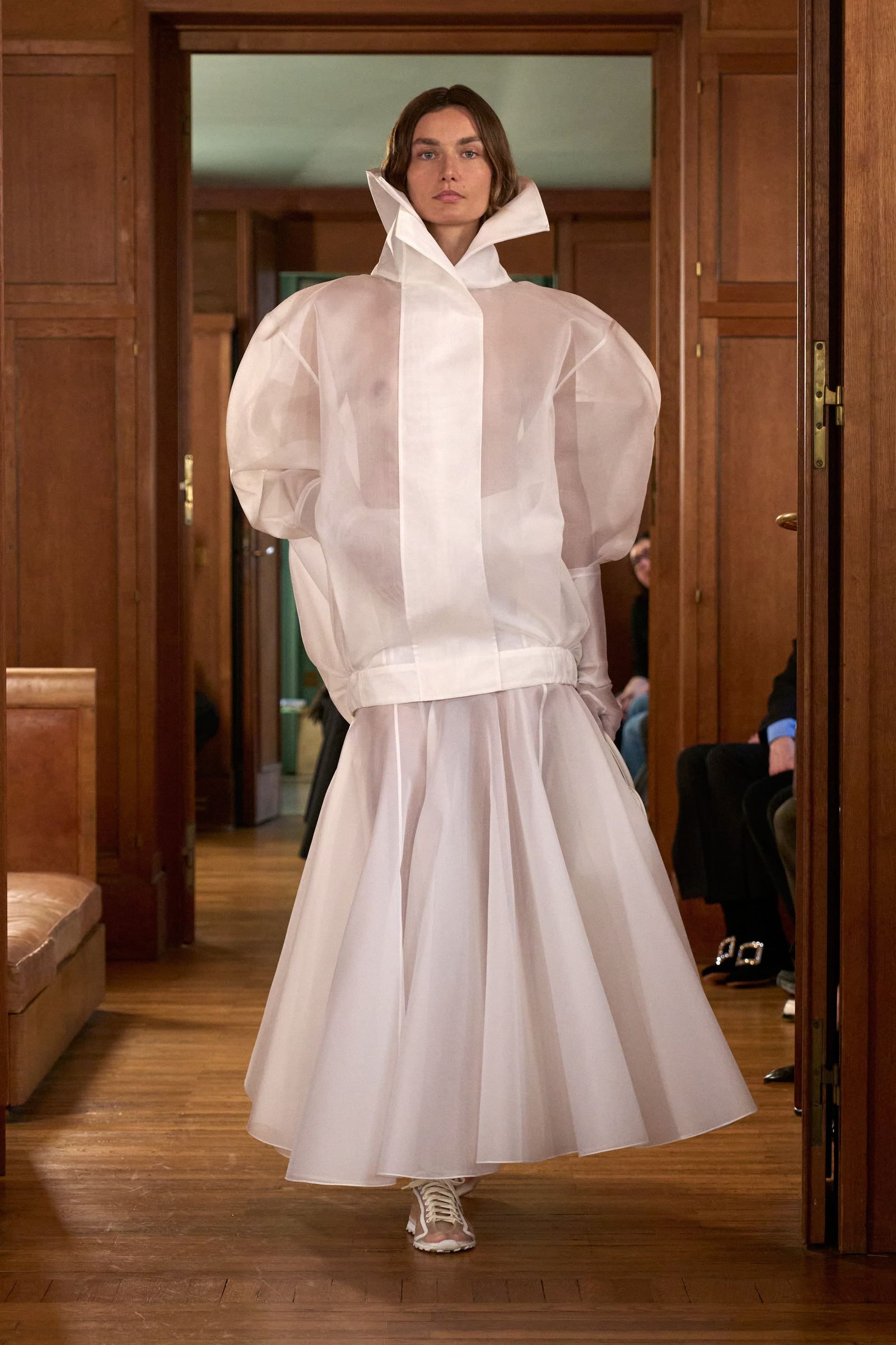 Tendencia de camisas y blusas con transparencias para primaveraverano 2025 por Jacquemus