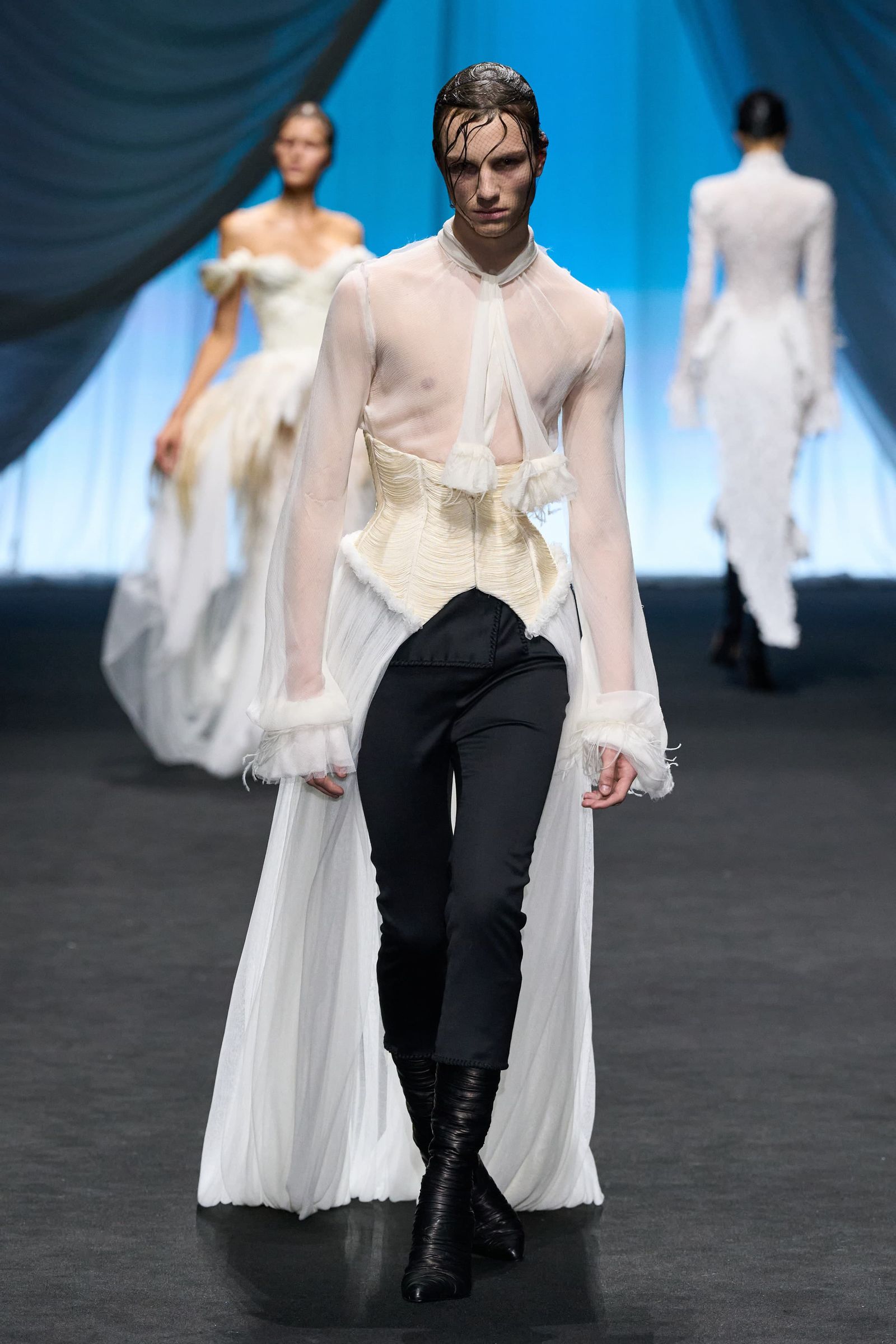 Tendencia de blusas y camisas con transparencias para primaveraverano 2025 por Jean Paul Gaultier