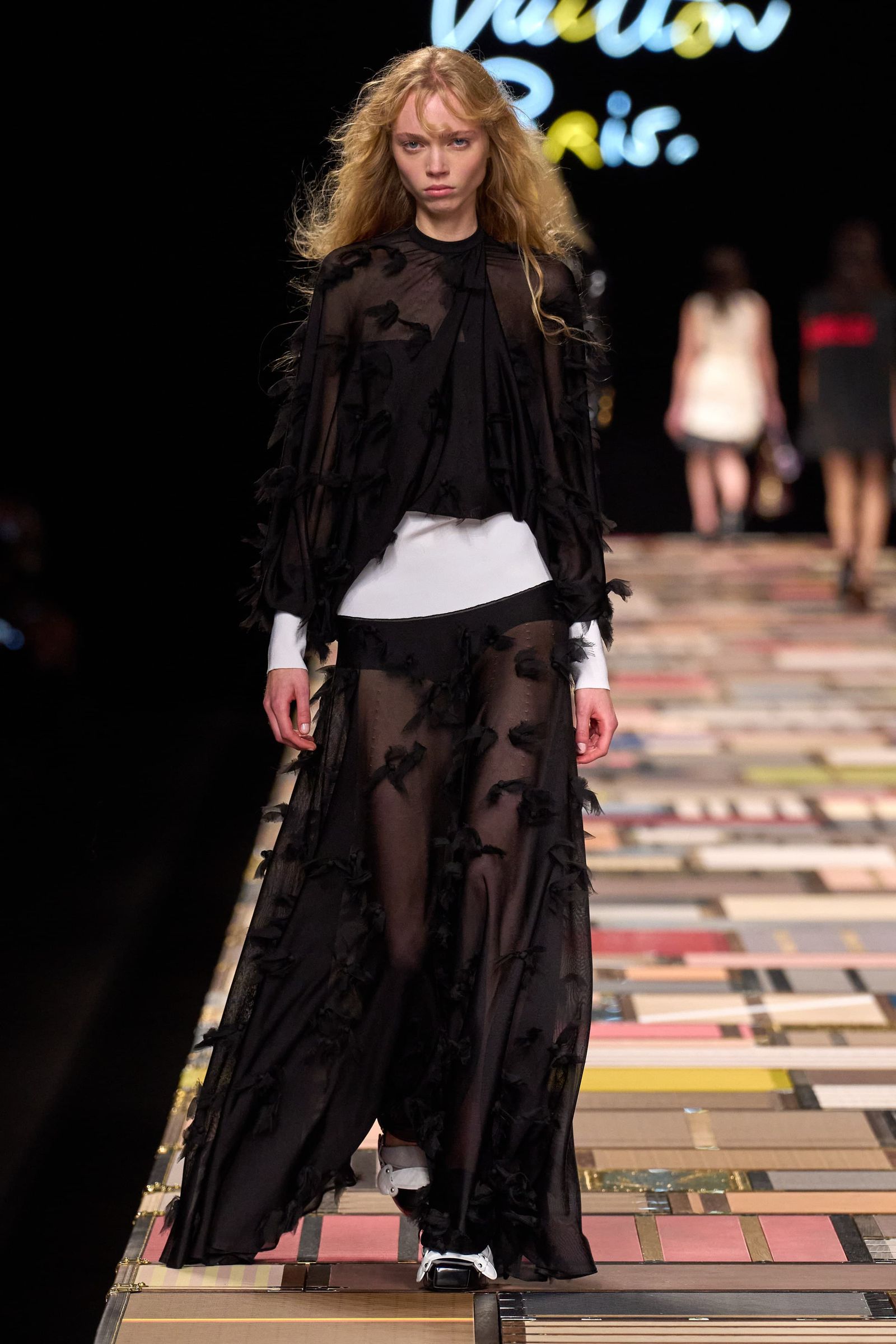 Tendencia de blusas y camisas con transparencias para primaveraverano 2025 por Louis Vuitton