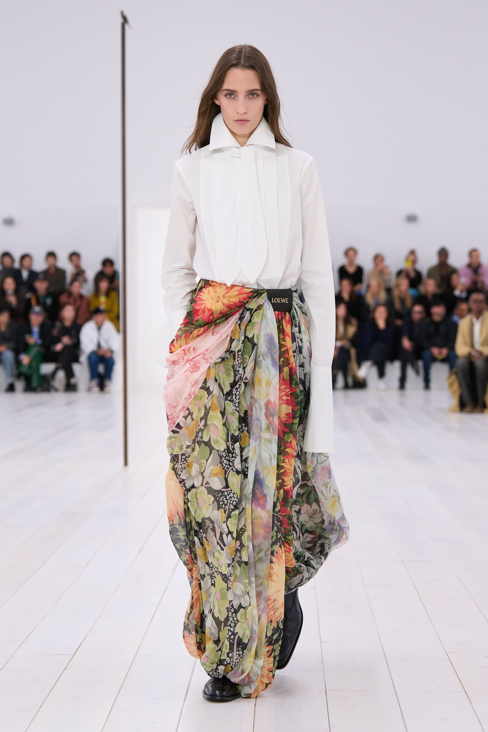 Tendencia de camisas abotonadas para primaveraverano 2025 por Loewe