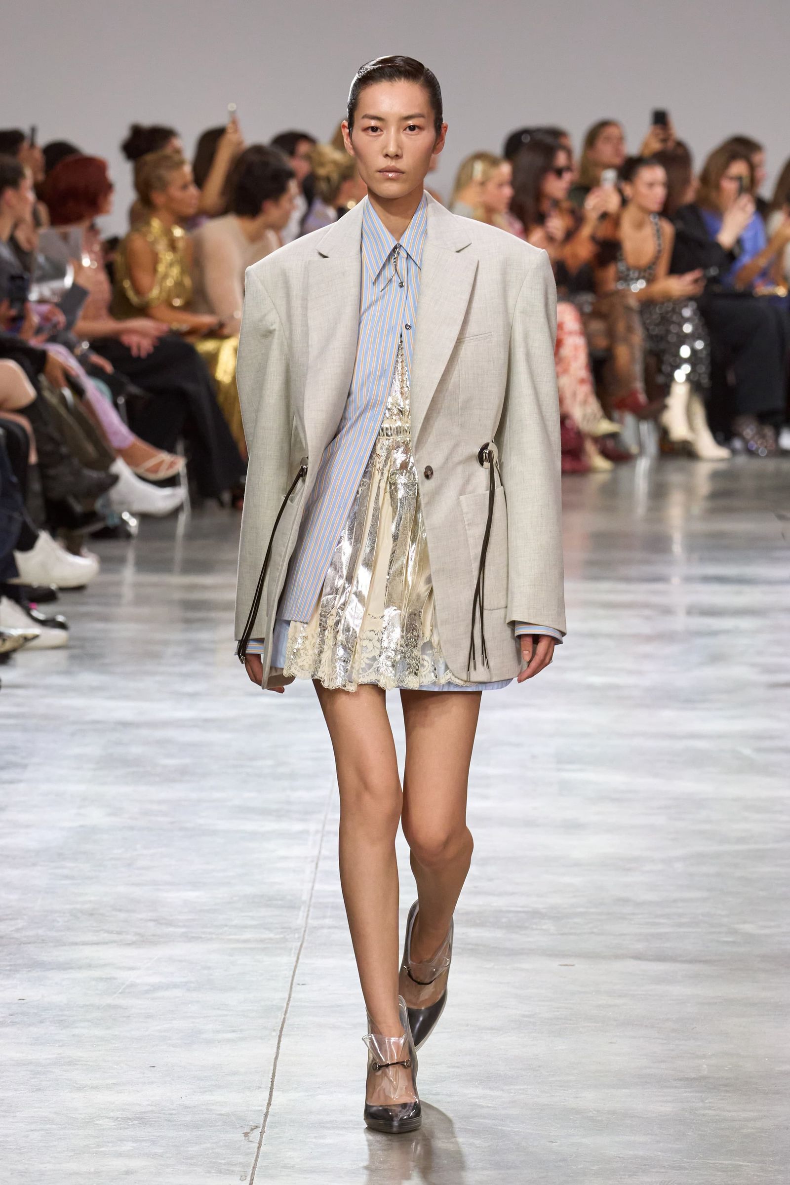 Tendencia de camisas abotonadas para primaveraverano 2025 por Rabanne