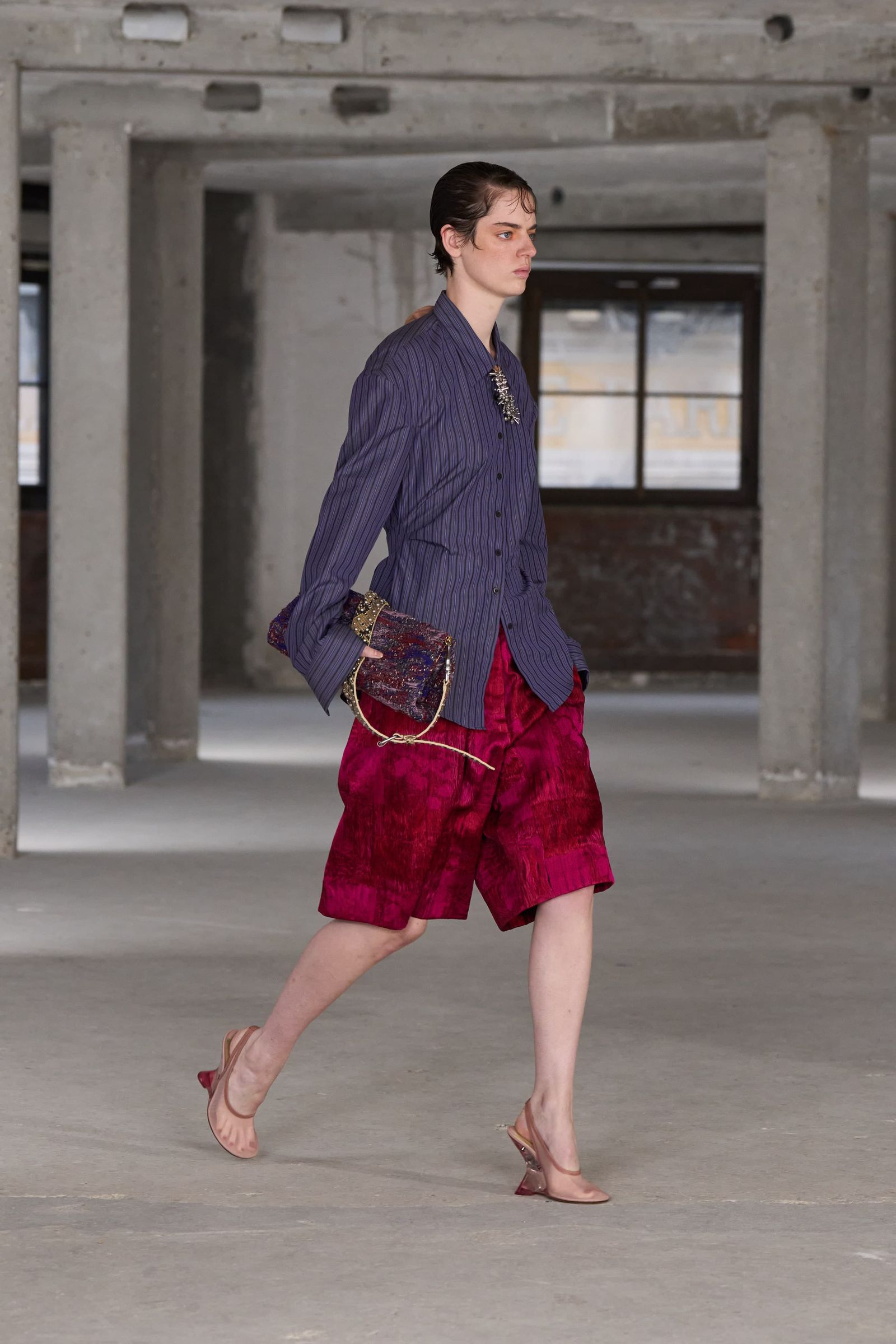 Tendencia de camisas abotonadas para primaveraverano 2025 por Dries Van Noten