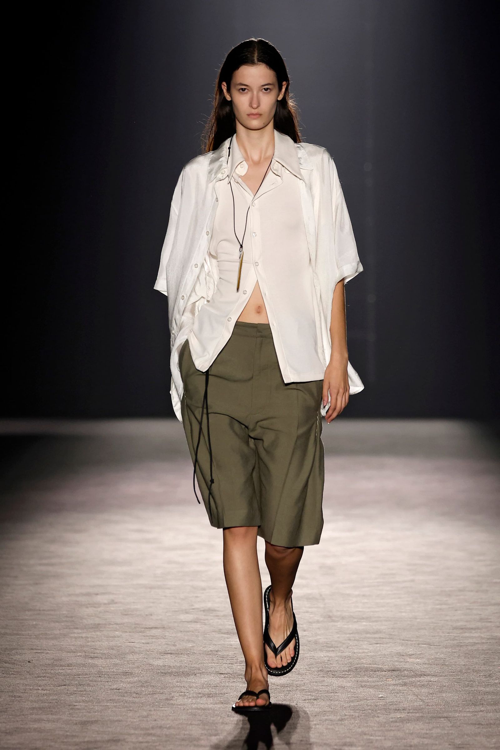 Tendencia de camisas blancas para primaveraverano 2025 por Carlota Barrera