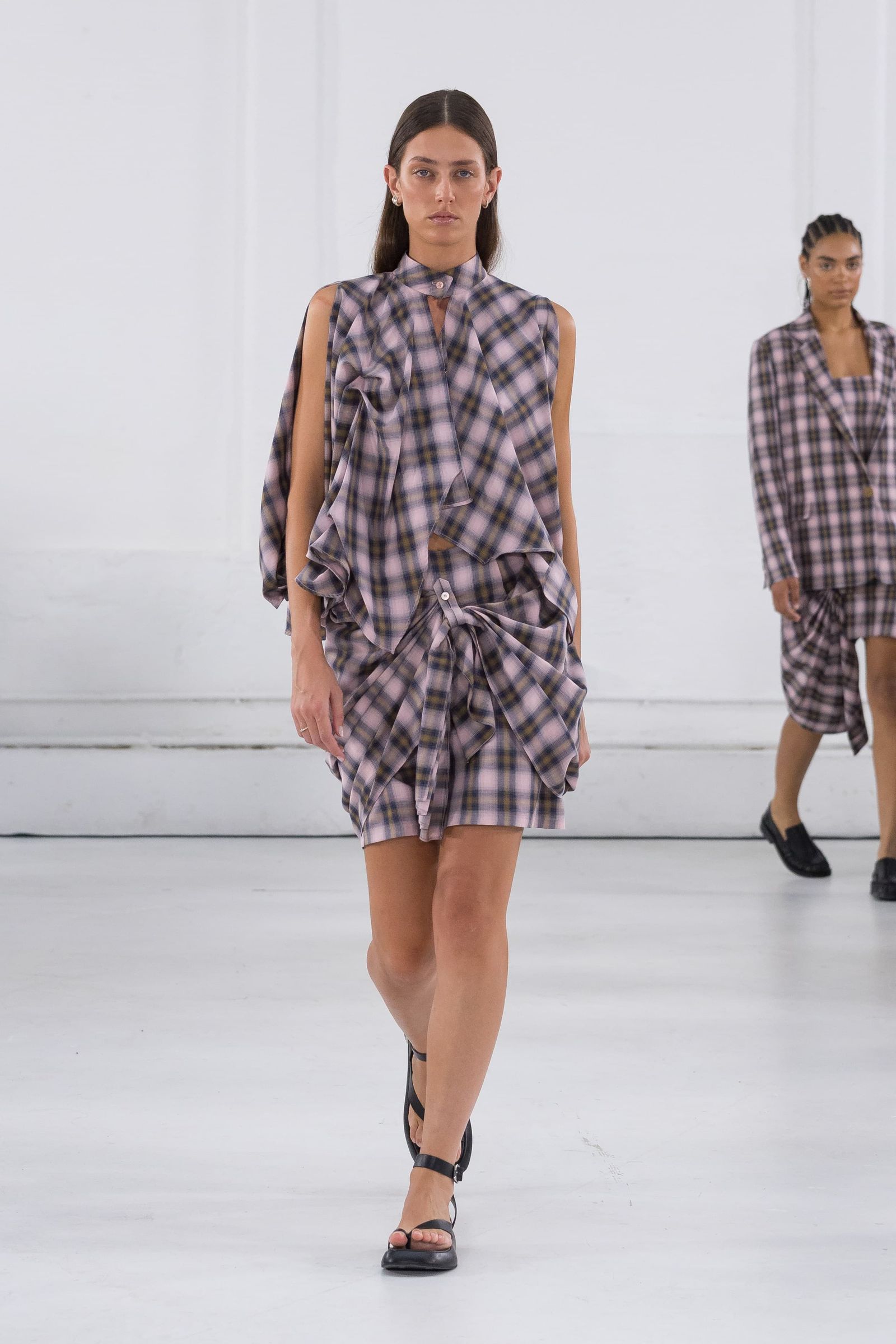 Tendencia de blusas de cuadros para primaveraverano 2025 por Mossi