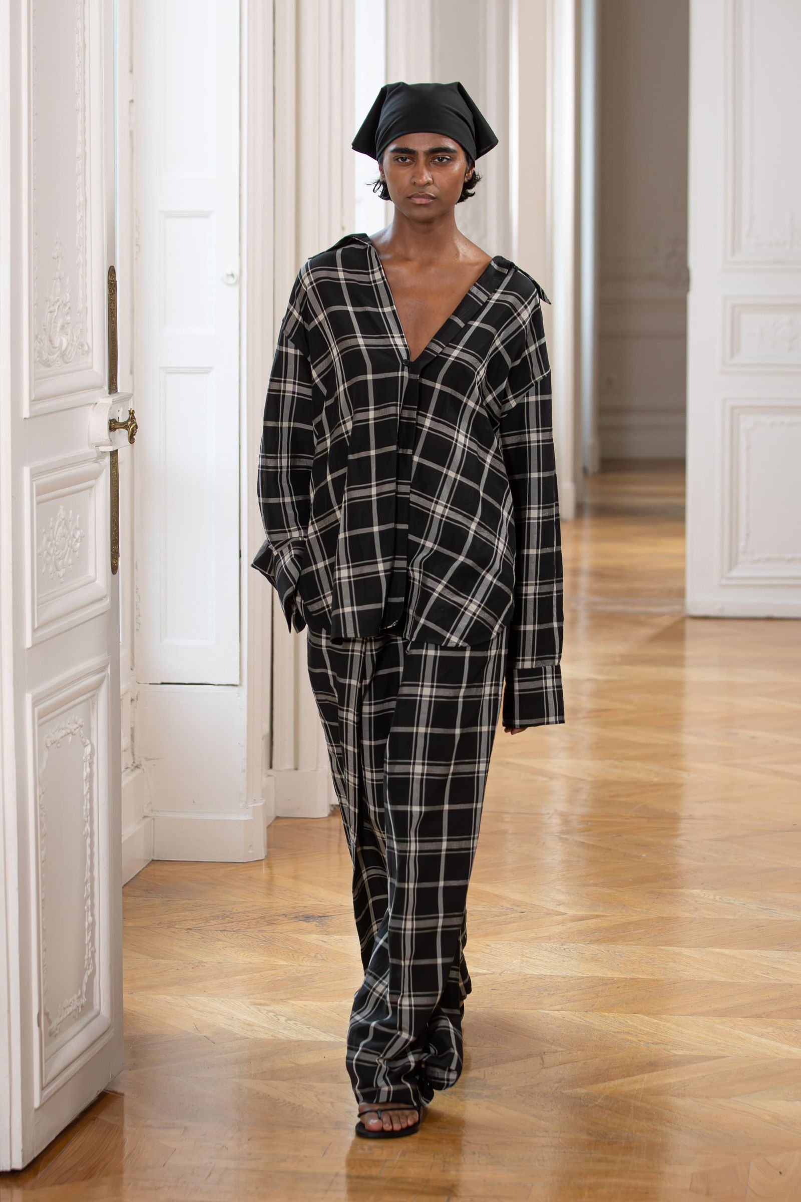 Tendencia de camisas de cuadros para primaveraverano 2025 por Christian Wijnants