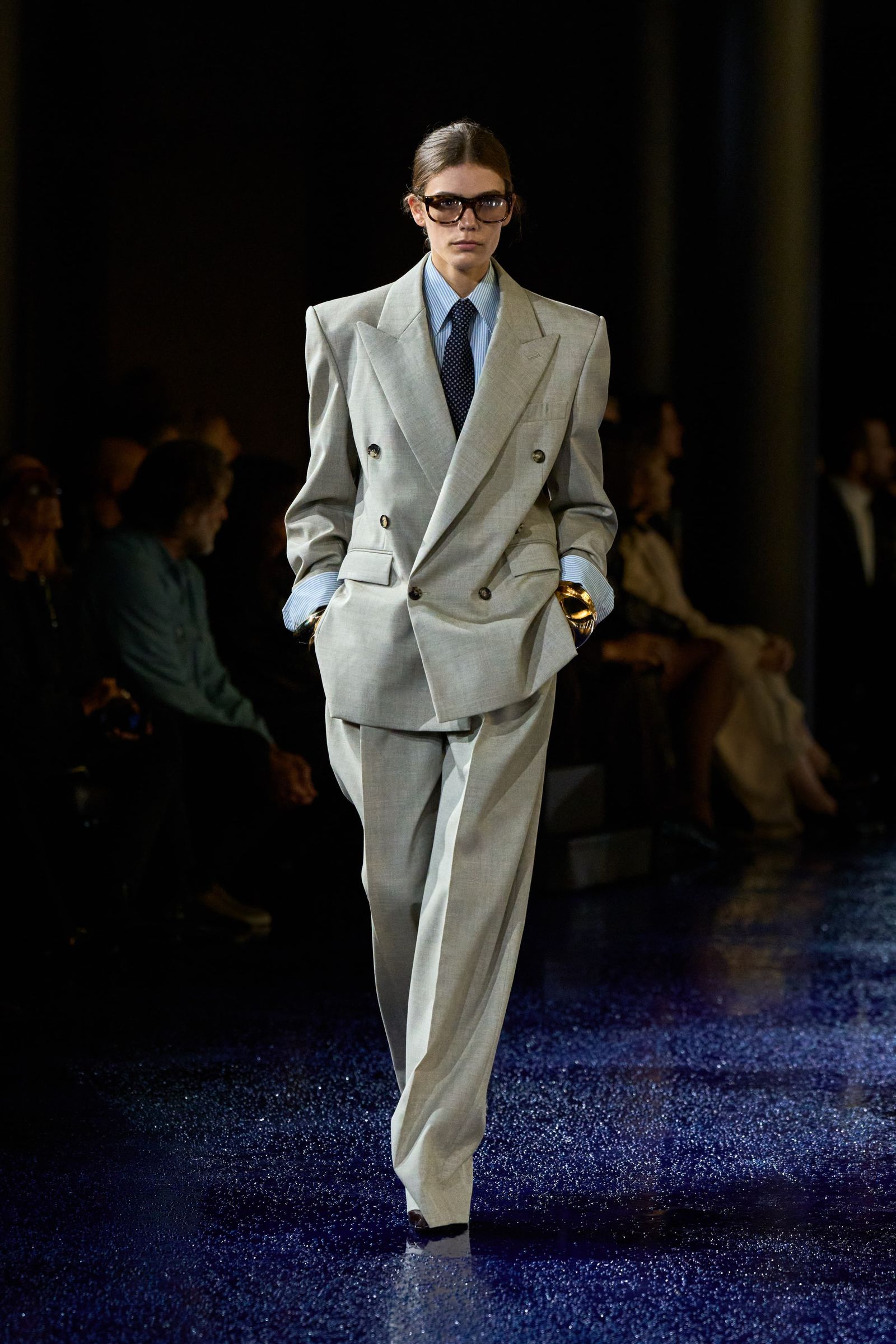 Tendencia de camisa azules con raya diplomtica para primaveraverano 2025 por Saint Laurent