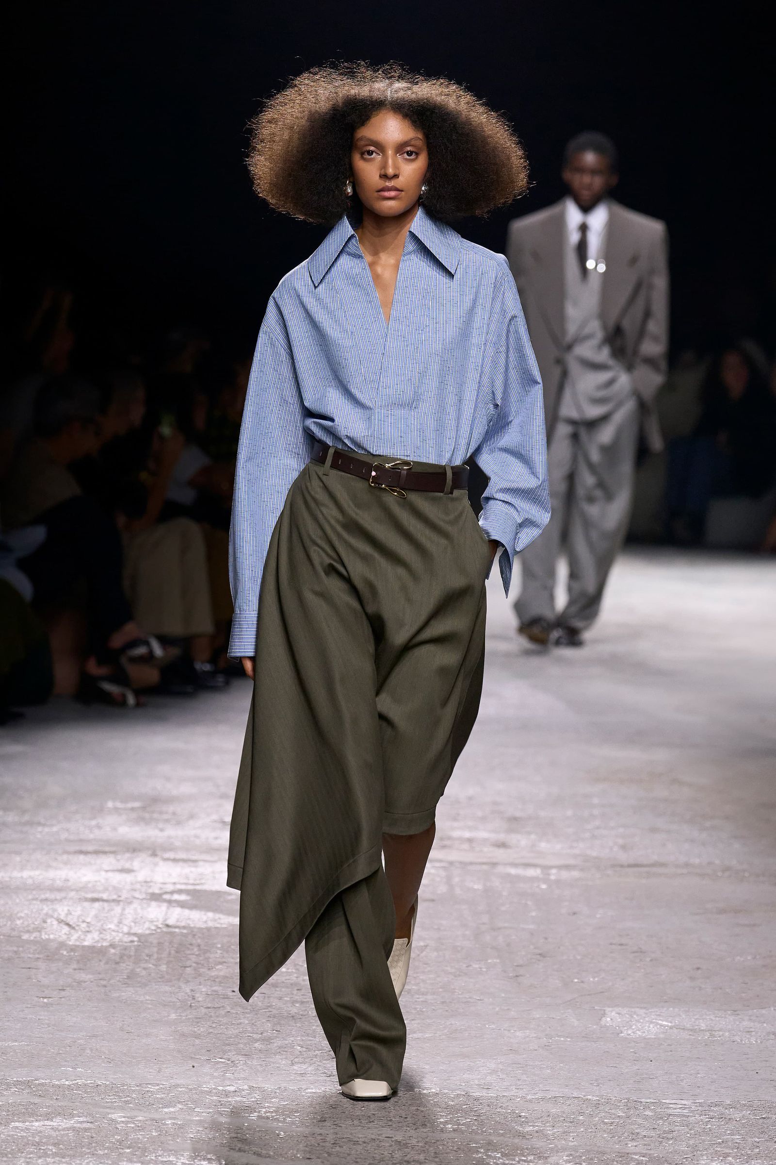 Tendencia de camisas azules con raya diplomtica para primaveraverano 2025 por Bottega Veneta
