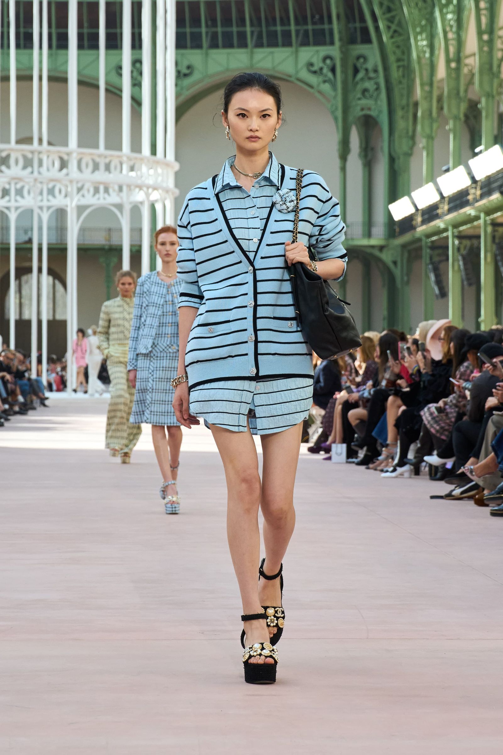 Tendencia de camisas azules con rayas para primaveraverano 2025 por Chanel