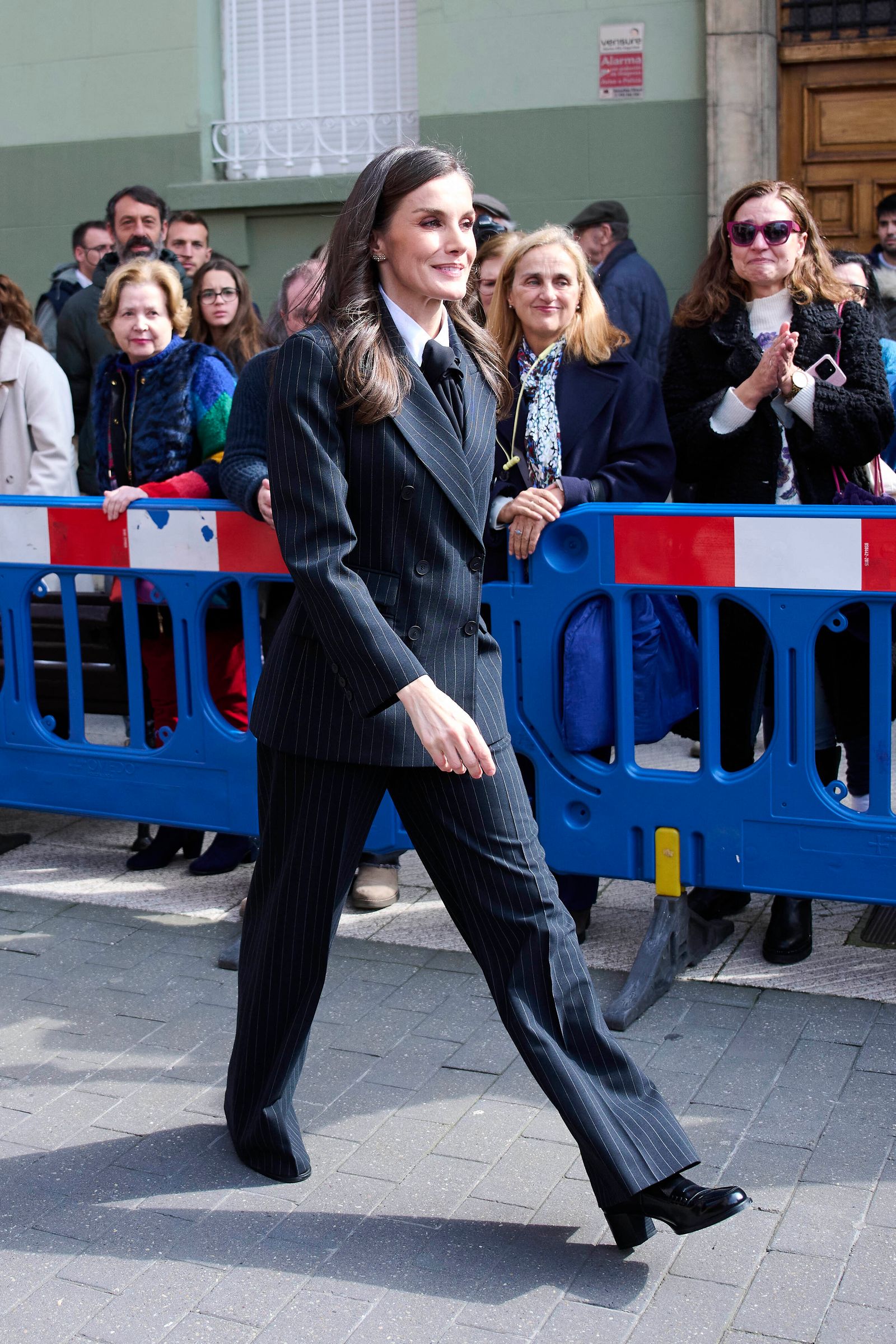 traje de raya diplomtica una tendencia de primavera 2025 que ha enamorado hasta a la reina Letizia