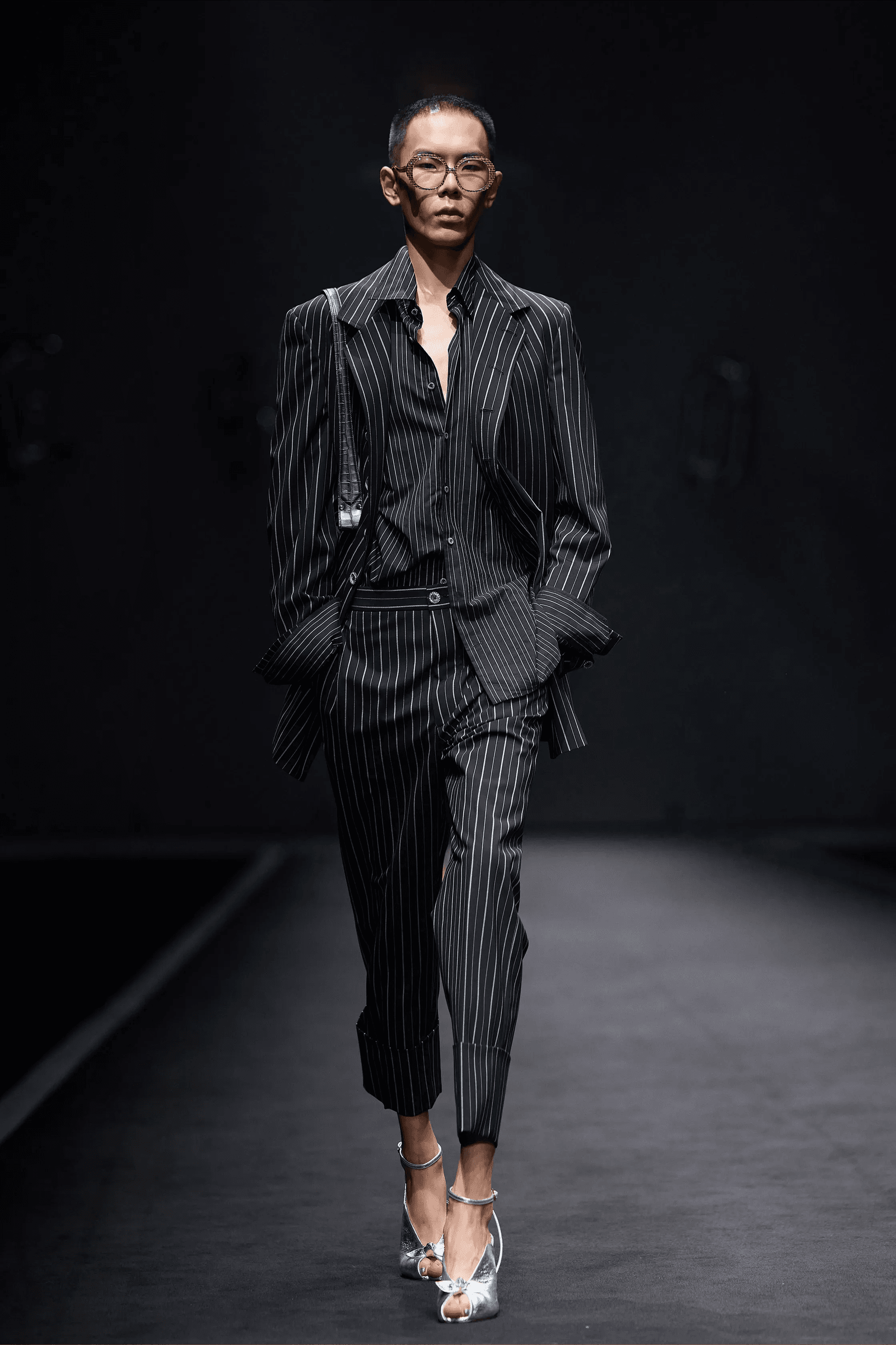 traje de raya diplomtica en Vivienne Westwood primaveraverano 2025.
