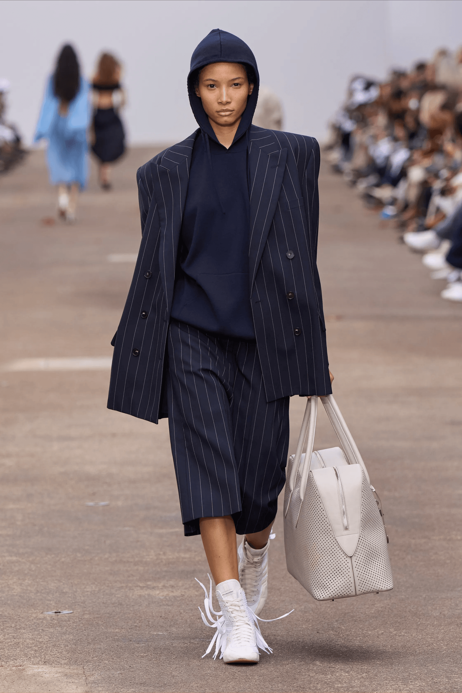 traje de raya diplomtica en Stella McCartney primaveraverano 2025.