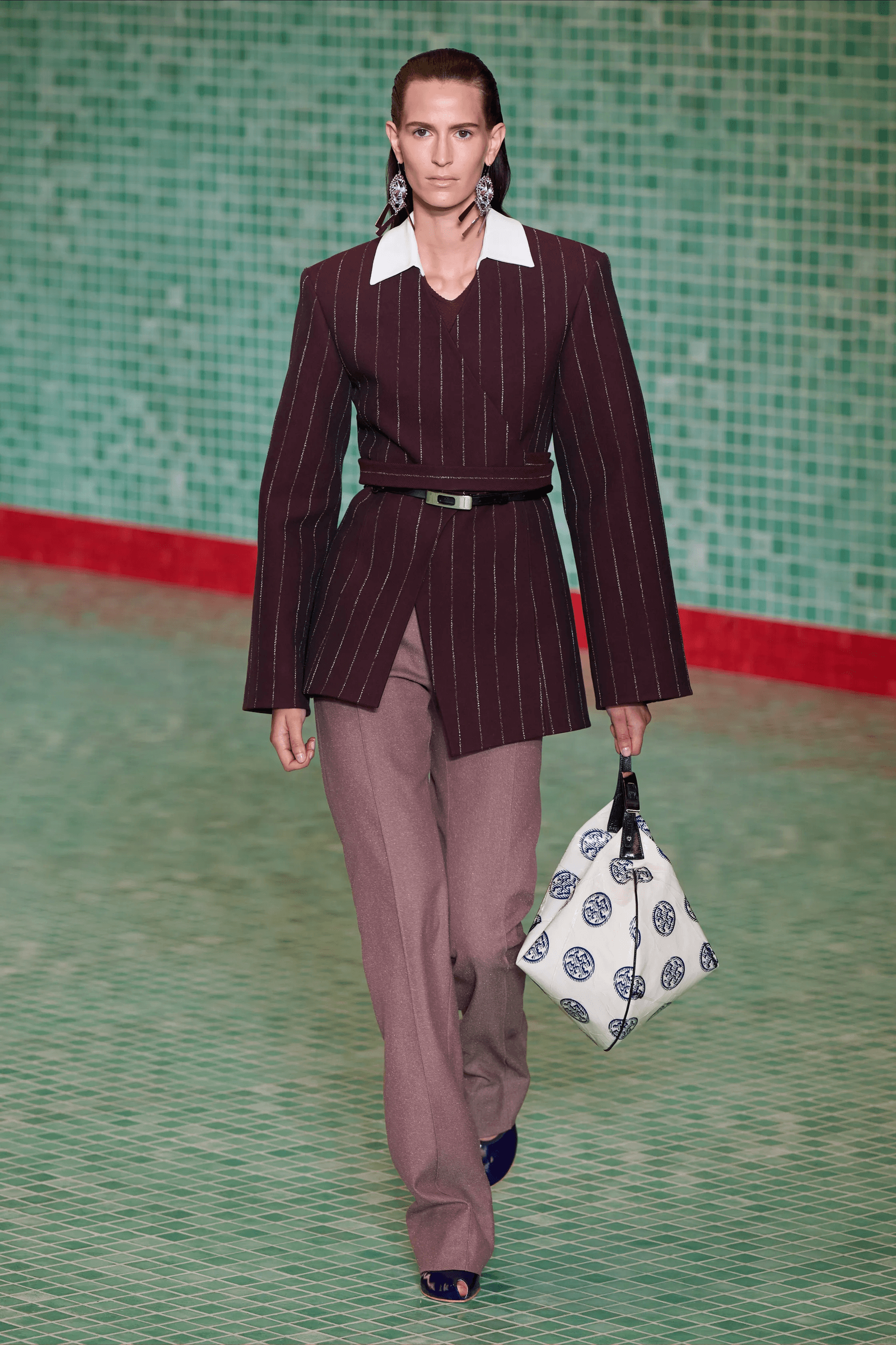 traje de raya diplomtica en Tory Burch primaveraverano 2025.