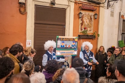 Kiko Butrón y Txapela, en pleno Barrio de Santa María, representando su romancero 'Camina o Revienta', que narra la historia de un muy lento autobús urbano de la línea 2 gaditana.