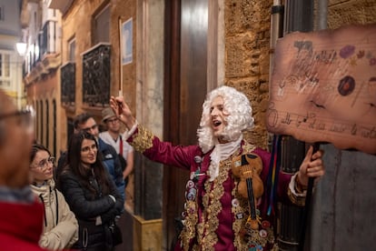 Javier Outón es profesor e investigador de Física en la Universidad de Cádiz y lleva tres años dedicado al romancero durante los carnavales.