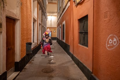 Nazaret transita en solitario con su 'cartelón' en el hombro por las calles de Cádiz esta madrugada pasada.