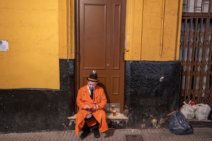 David Caro descansa tras su actuación en el Bar 'La Casapuerta' durante una noche de romanceros en este conocido local, ubicado en la calle Sagasta.