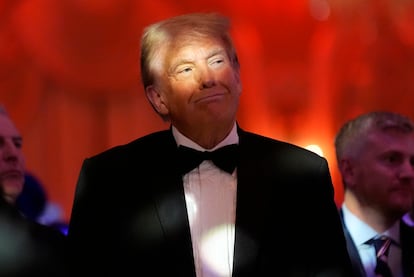Donald Trump escucha durante una gala del America First Policy Institute en su finca de Mar-a-Lago, el jueves 14 de noviembre de 2024, en Palm Beach, Florida (EE UU). 