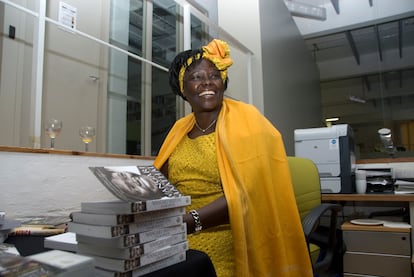 Wangari Maathai (1940-2011) fue bióloga, política, activista ecologista, feminista y Nobel de la Paz en 2004. Ella, keniata, fue la primera mujer africana en recibirlo. 