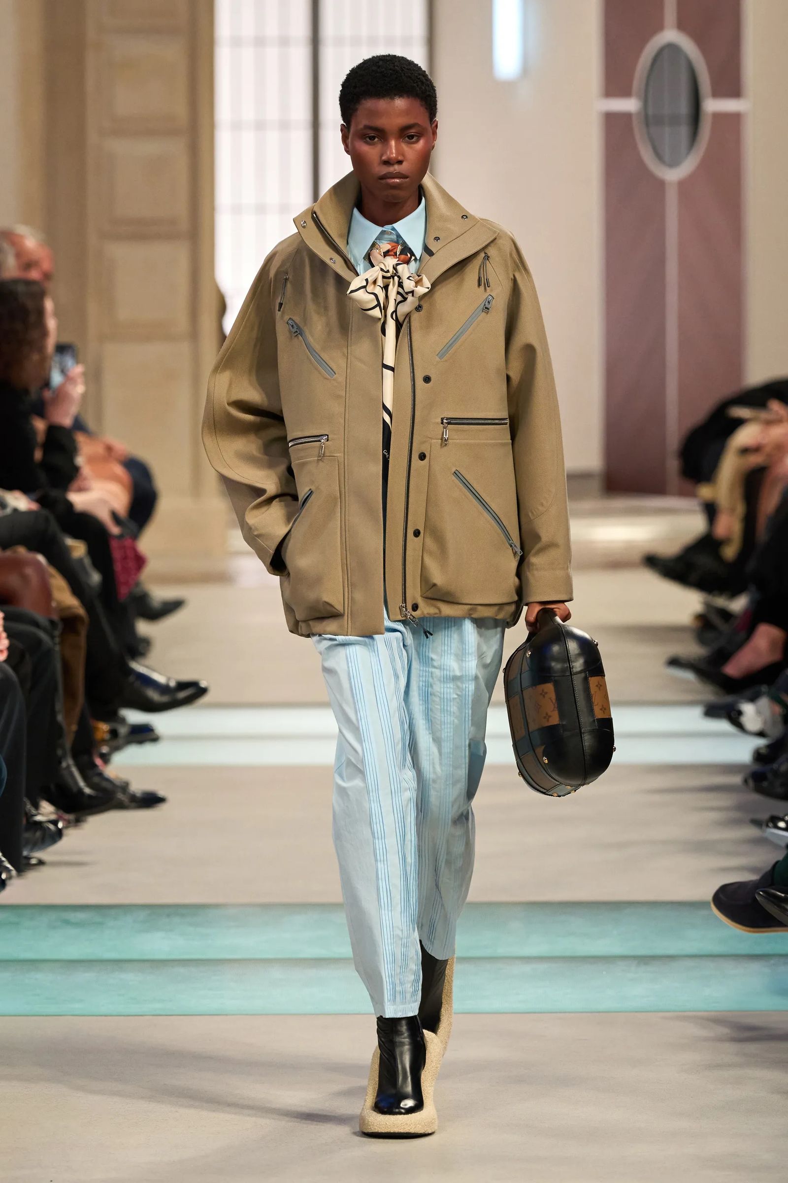 Louis Vuitton el desfile de otoñoinvierno 20252026 de la maison nos embarca en un fabuloso tren de la moda