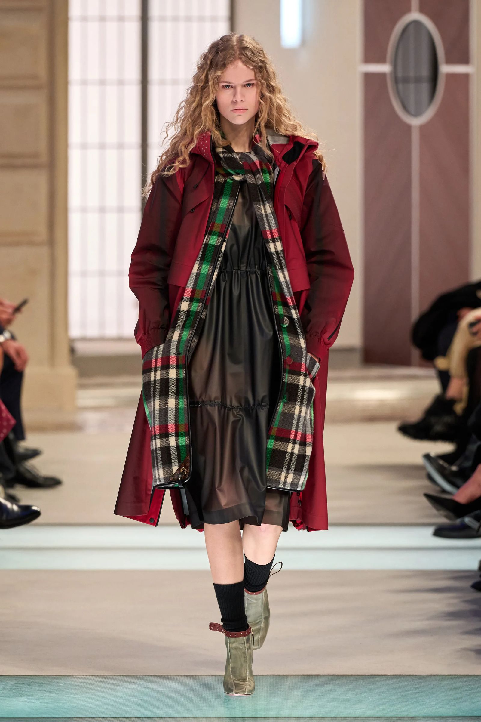 Louis Vuitton el desfile de otoñoinvierno 20252026 de la maison nos embarca en un fabuloso tren de la moda