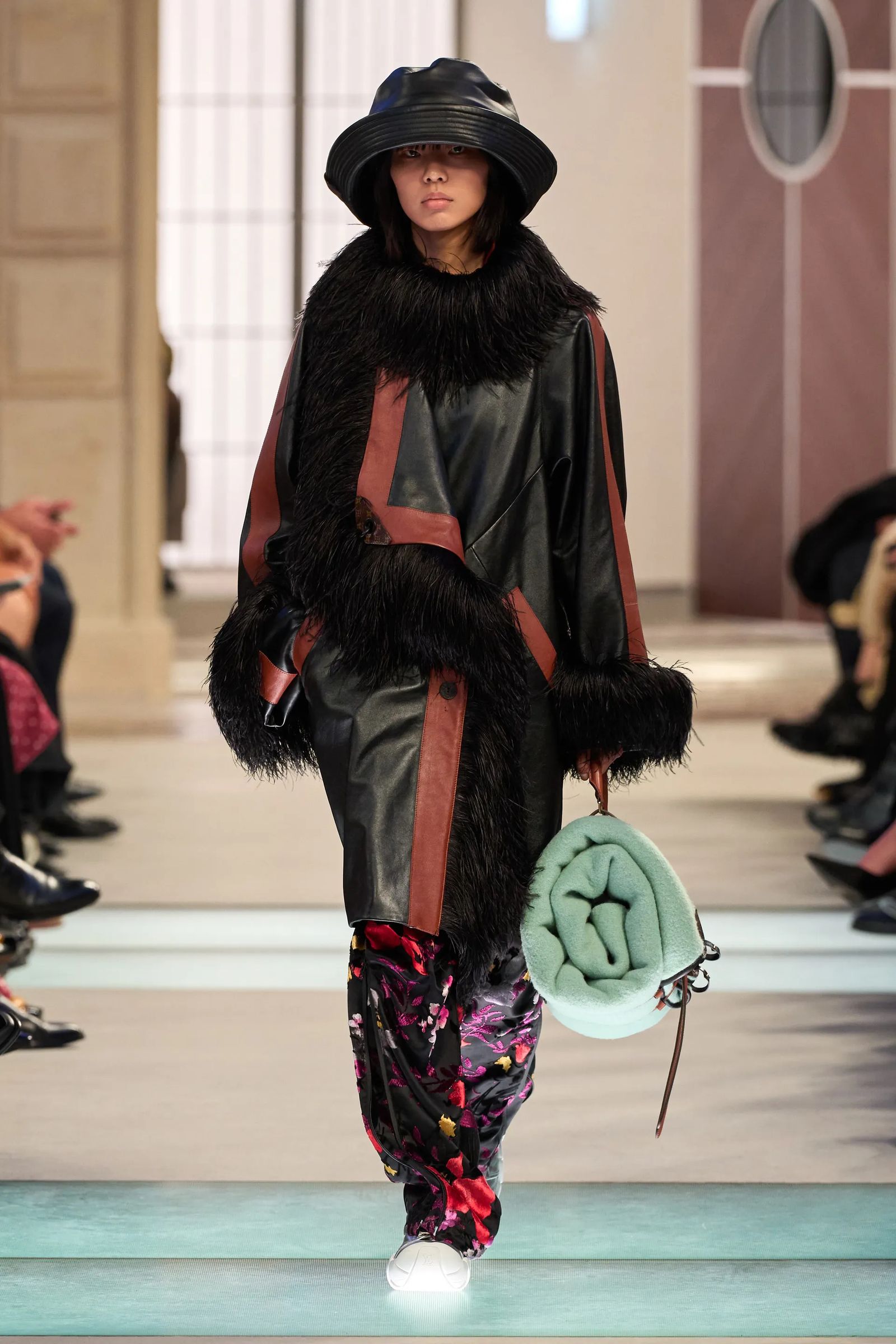 Louis Vuitton el desfile de otoñoinvierno 20252026 de la maison nos embarca en un fabuloso tren de la moda