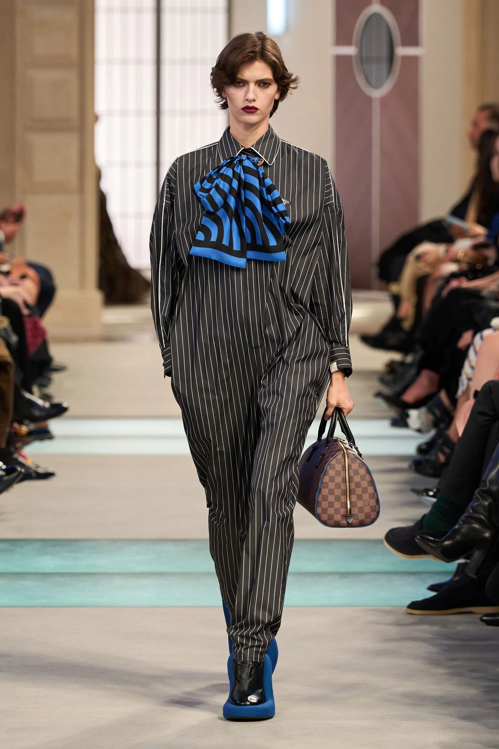 Louis Vuitton el desfile de otoñoinvierno 20252026 de la maison nos embarca en un fabuloso tren de la moda