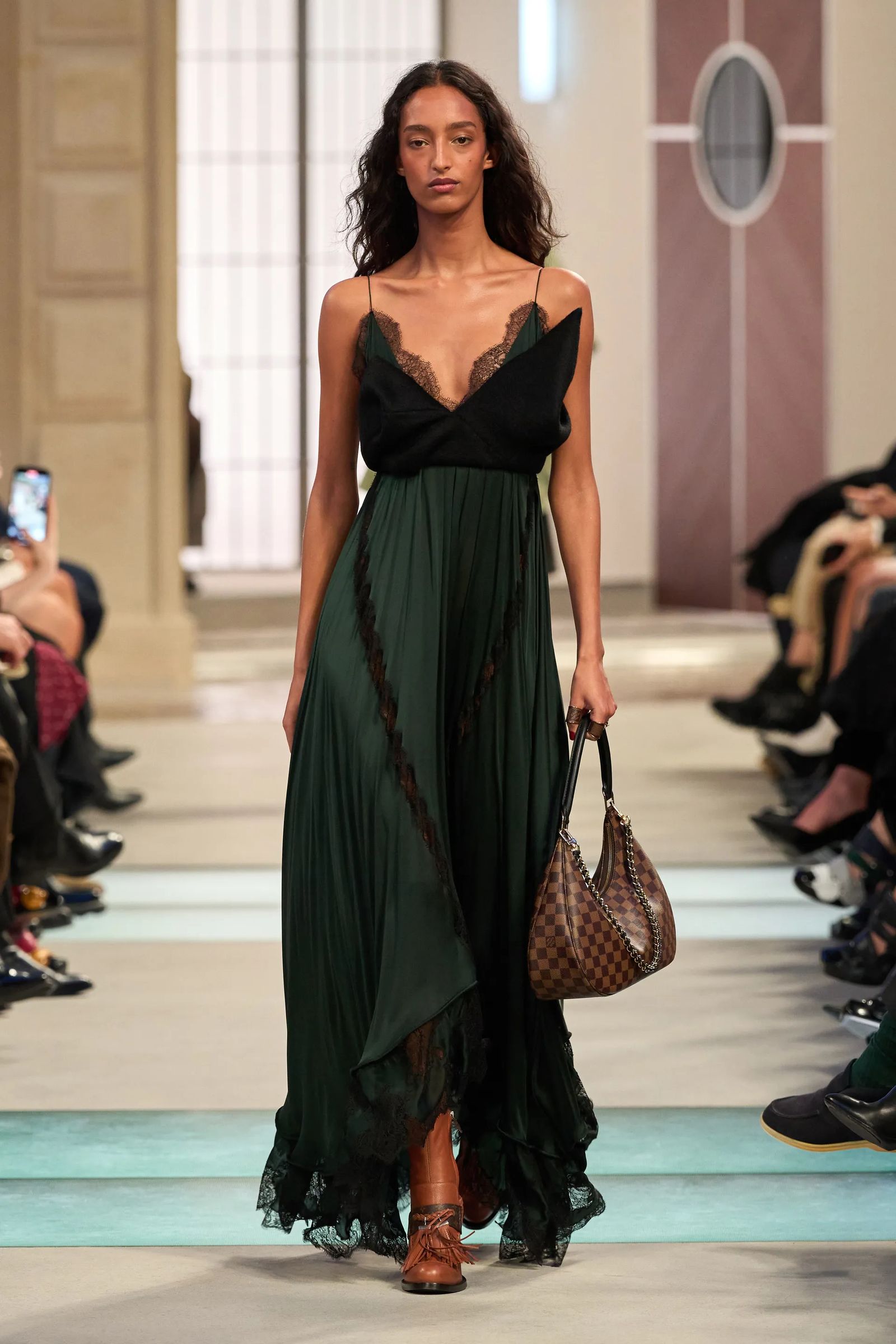 Louis Vuitton el desfile de otoñoinvierno 20252026 de la maison nos embarca en un fabuloso tren de la moda