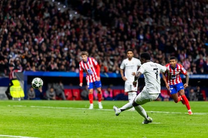 El delantero brasileño del Real Madrid, Vinicius Junior, golpea el balón desde el punto de penalti, fallando una opirtunidad ante el Atlético de Madrid.