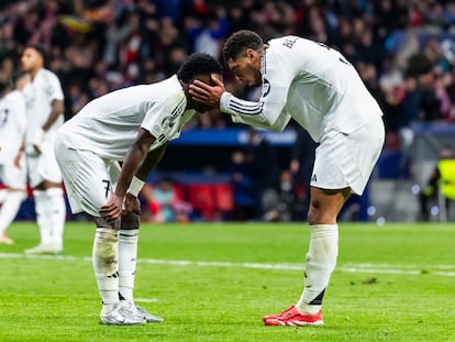 Vinicius Junior es consolado por Jude Bellingham tras lanzar el el penalti fuera.