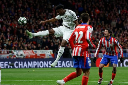 El centrocampista del Madrid Aurélien Tchouaméni, durante el partido de vuelta de los octavos de final de la Liga de Campeones que Atlético de Madrid y Real Madrid disputan este miércoles en el estadio Metropolitano.