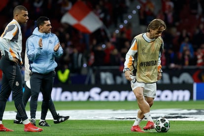 El centrocampista del Real Madrid Luka Modric (a la derecha). A la izquierda, Kylian Mbappé.