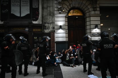 La policía detiene a un grupo de aficionados al término de la protesta. 

