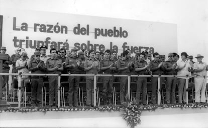 Inauguración de una escuela militar en 1983, con la asistencia de Henry Ruiz. 