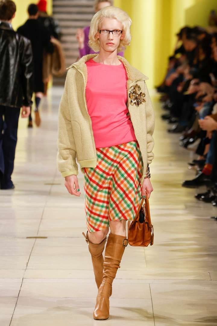 Sobre la revolucionaria mística de la feminidad del desfile de Miu Miu otoñoinvierno 20252026