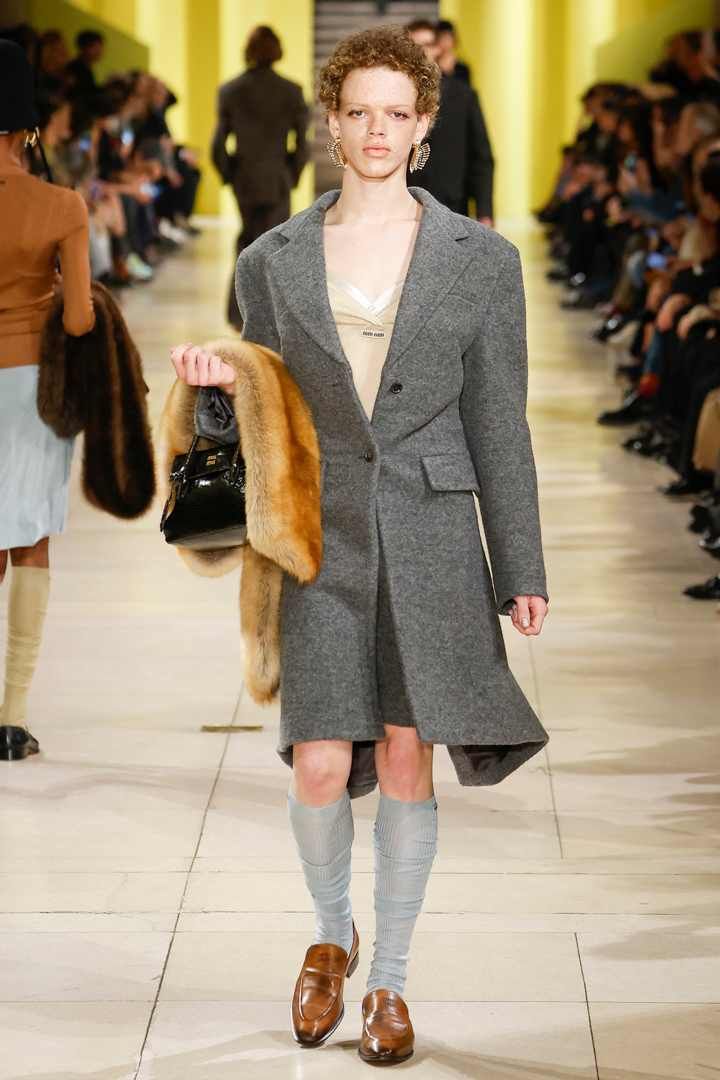 Sobre la revolucionaria mística de la feminidad del desfile de Miu Miu otoñoinvierno 20252026