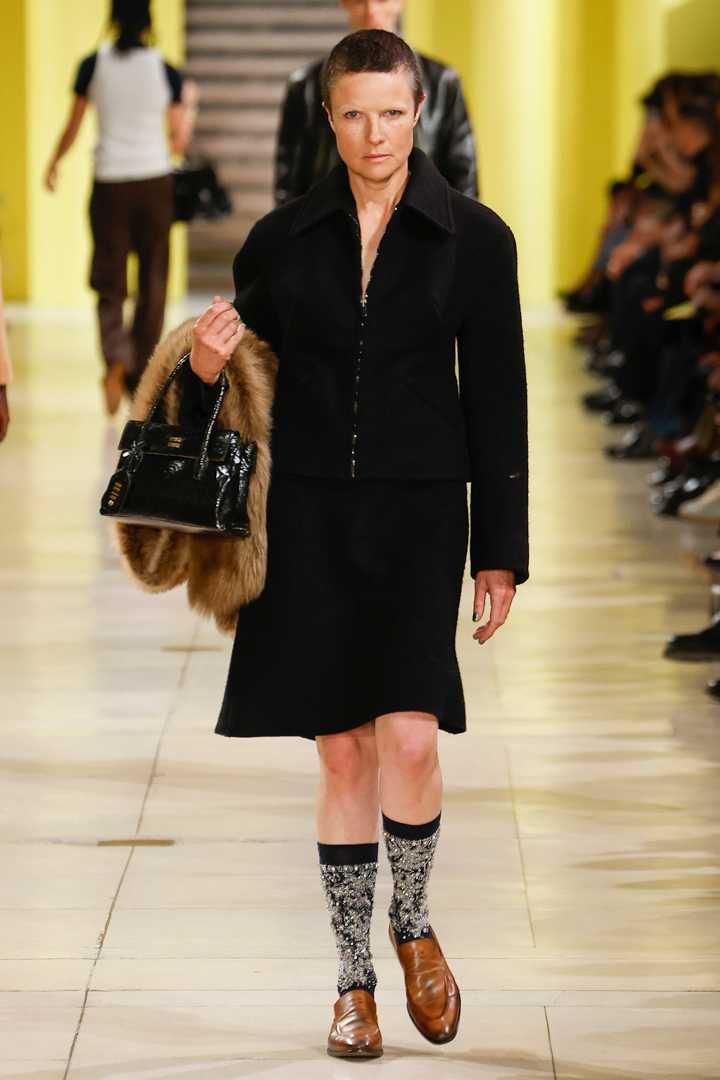 Sobre la revolucionaria mística de la feminidad del desfile de Miu Miu otoñoinvierno 20252026