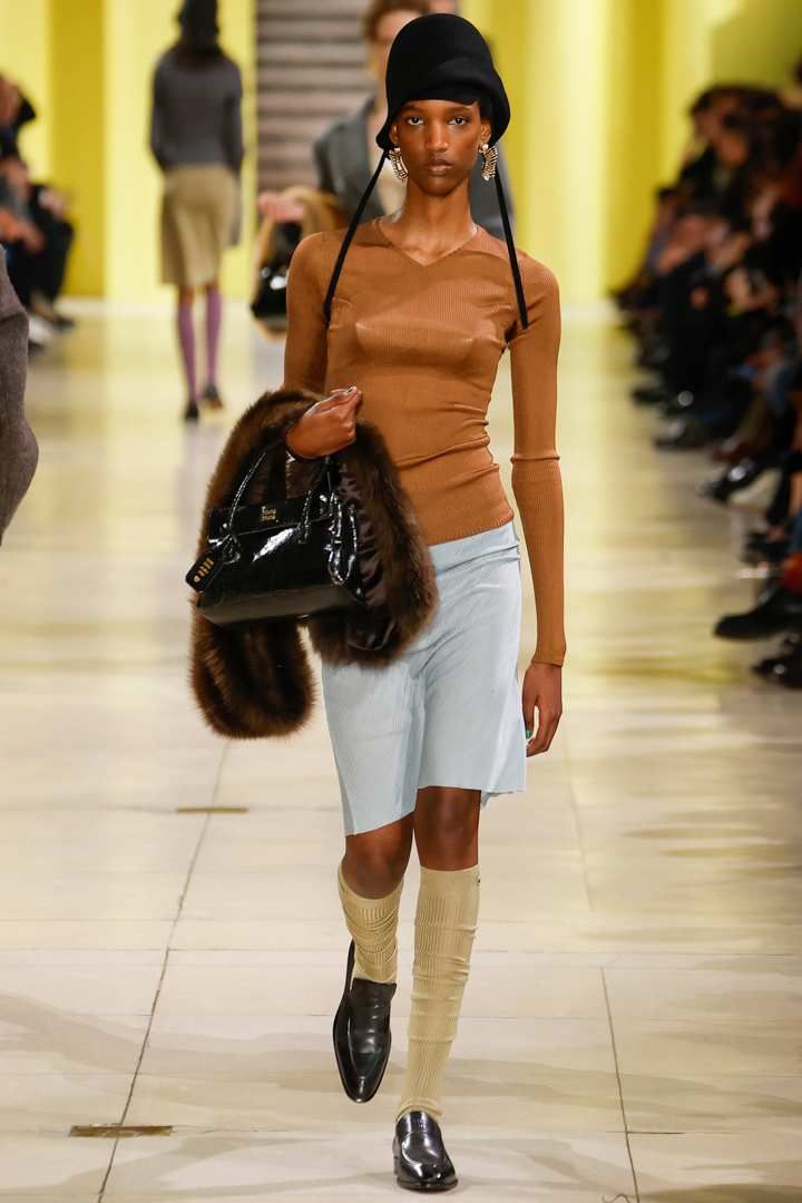 Sobre la revolucionaria mística de la feminidad del desfile de Miu Miu otoñoinvierno 20252026