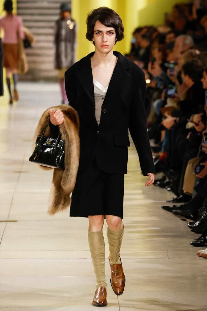 Sobre la revolucionaria mística de la feminidad del desfile de Miu Miu otoñoinvierno 20252026