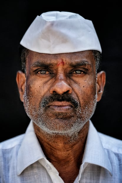Shantaram Gira, de 55 años, es de Rachguru Nagar (Pune) y lleva 39 años trabajando como dabbawala.