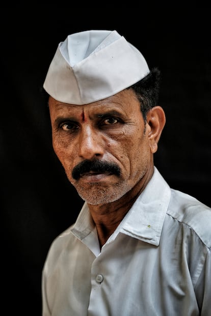 Bhav Govind Shinde, de 54 años, es de Mushi Bandare (Pune) y lleva 42 años trabajando como dabbawala.